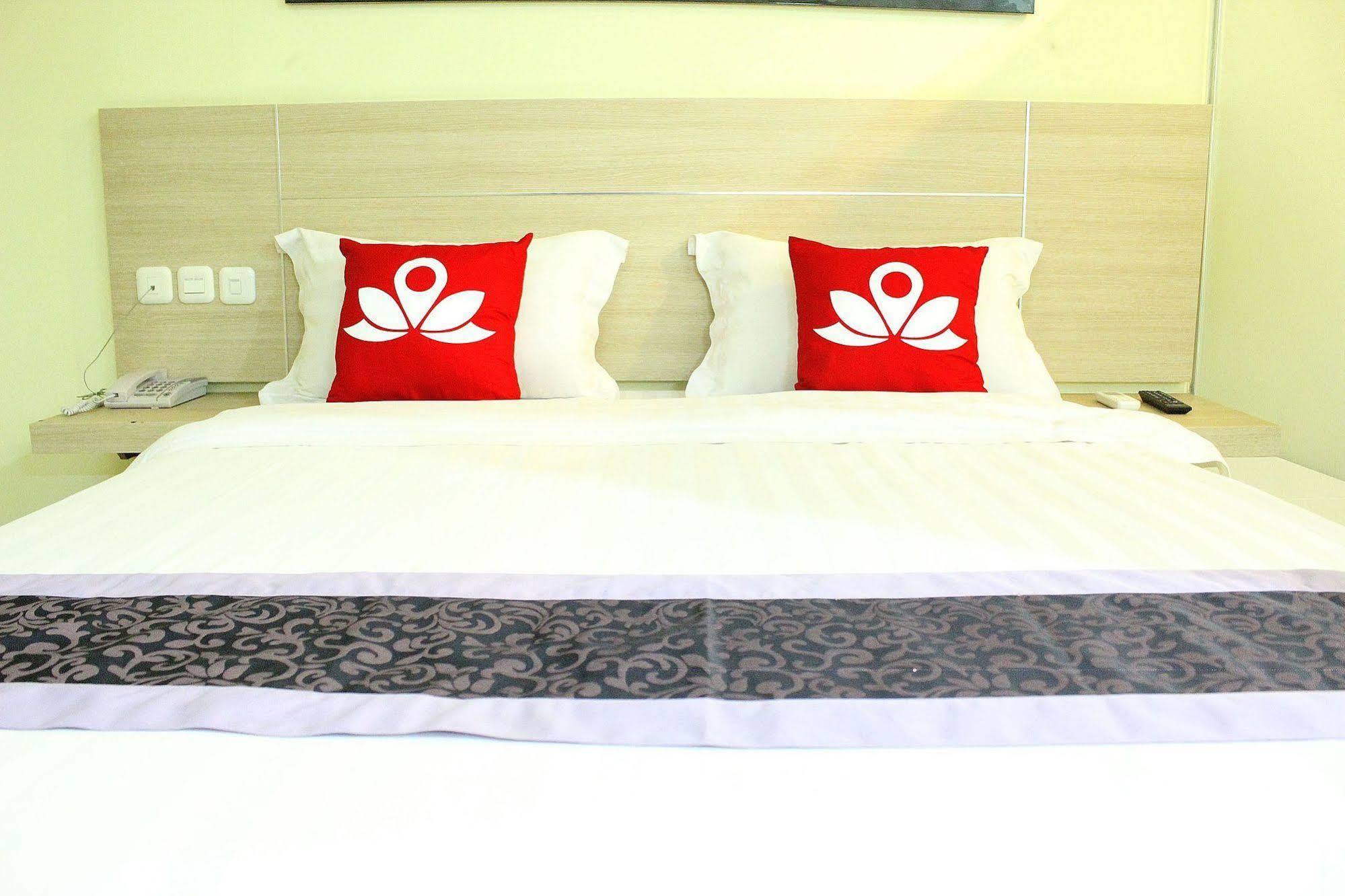 Zen Rooms Rujia Pecenongan Jakarta Exterior photo