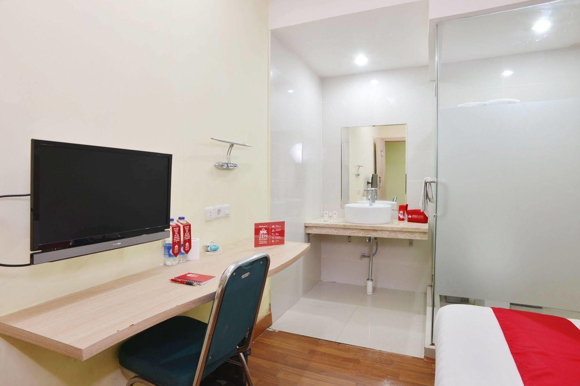 Zen Rooms Rujia Pecenongan Jakarta Exterior photo