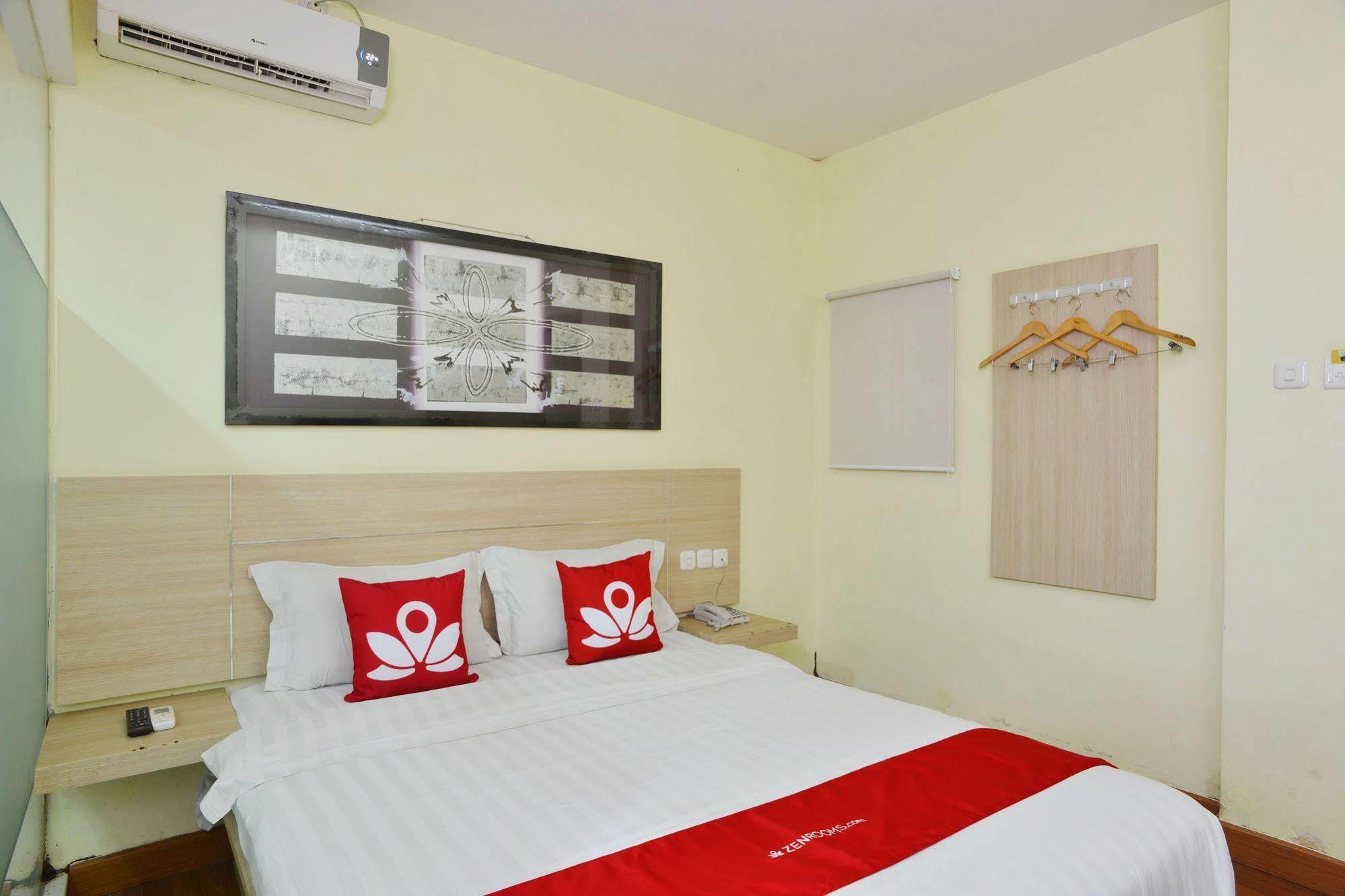 Zen Rooms Rujia Pecenongan Jakarta Exterior photo