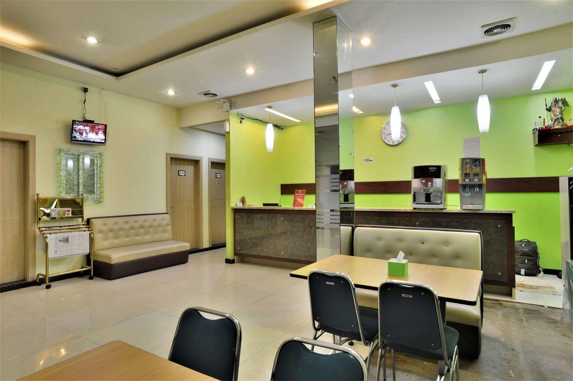 Zen Rooms Rujia Pecenongan Jakarta Exterior photo